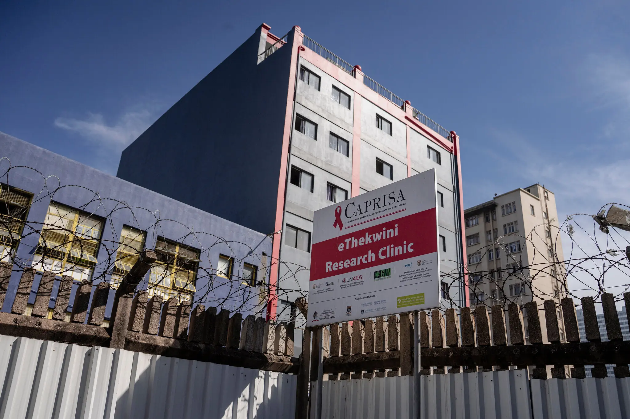 Центр програми досліджень СНІДу в Дурбані, створений за підтримки Національних інститутів охорони здоров'я у 2002 році. П'ятдесят відсотків його бюджету зараз вичерпано.